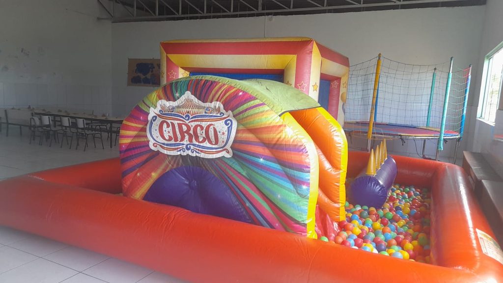 Kiddie Play Baby Circo para Alugar em Florianópolis e Grande Florianópolis
🎪 Kiddie Play Baby Circo – diversão para os pequenos!
O Kiddie Play Baby Circo é um brinquedo inflável infantil desenvolvido especialmente para crianças pequenas. Com uma temática alegre e colorida inspirada no mundo do circo, reúne pula-pula com obstáculos, piscina de bolinhas, escorregador e cones de ar interativos em um único brinquedo.
É uma excelente opção para quem procura aluguel de brinquedo infantil, Kid Play Baby ou brinquedo inflável para festa infantil. A combinação de diferentes atividades proporciona momentos de diversão e estimula movimentos, equilíbrio e coordenação motora durante a brincadeira.
🎪 Kid Play Baby para festas infantis
O Kiddie Play Baby Circo é indicado para aniversários infantis, festas de 1 ano, festas temáticas, eventos escolares, creches, condomínios, buffets, confraternizações e eventos familiares.
Sua proposta é oferecer aos pequenos um espaço próprio para brincar, explorar e se divertir, podendo também proporcionar momentos de interação entre crianças e responsáveis.
🎈 Atividades do Kiddie Play Baby Circo
•	Pula-pula com obstáculos
•	🏊 Piscina de bolinhas com aproximadamente 1.500 bolinhas
•	🛝 Escorregador
•	🔺 Cones de ar interativos
•	🤸 Área de atividades
O brinquedo é indicado para crianças de até aproximadamente 8 anos, respeitando sempre a capacidade e as orientações de utilização do equipamento.
📏 Medidas e informações técnicas
📐 Dimensões: 4,00 m x 4,00 m x 1,90 m de altura
⚖️ Peso: 100 kg
👧 Capacidade: até 3 usuários simultaneamente
⚡ Energia: necessita de 1 ponto de energia próximo ao brinquedo.
Antes da montagem, é importante verificar se o espaço disponível é adequado para acomodar o brinquedo.
🎪 Aluguel de Kid Play Baby em Florianópolis e região
A Bombando Brinque – Recreação e Locação de Brinquedos trabalha com aluguel de brinquedos infantis e brinquedos infláveis para festas e eventos.
Realizamos a locação do Kiddie Play Baby Circo em Florianópolis, São José, Palhoça, Biguaçu e outras cidades da Grande Florianópolis e região.
Atendemos também:
📍 Santo Amaro da Imperatriz
📍 Antônio Carlos
📍 São Pedro de Alcântara
📍 Águas Mornas
📍 Rancho Queimado
📍 Paulo Lopes
📍 Garopaba
📍 Imbituba
📍 Tijucas
📍 Canelinha
📍 São João Batista
📍 Governador Celso Ramos
Consulte disponibilidade e condições de locação para sua cidade.
⭐ Kid Play Baby 5 em 1
Além do Kiddie Play Baby Circo, a Bombando Brinque também possui o Kid Play Baby 5 em 1, uma opção de brinquedo infantil multiatividades que reúne pula-pula, piscina de bolinhas, escalada, escorregador, corrida maluca e gangorra.
📐 Dimensões: 5,00 m x 4,00 m
📏 Altura: 1,90 m
📲 Alugue o Kiddie Play Baby Circo
Quer deixar a festa das crianças ainda mais divertida? Entre em contato com a Bombando Brinque e consulte disponibilidade e valores para o aluguel do Kiddie Play Baby Circo.
📲 (48) 98461-3106
📲 (48) 98811-1434
🎪 Bombando Brinque – aluguel de brinquedos infláveis, Kid Play e recreação para festas e eventos em Florianópolis, São José, Palhoça, Biguaçu e Grande Florianópolis.
aluguel de Kiddie Play Baby Circo, Kiddie Play Baby Circo, Kid Play Baby Circo, aluguel de Kid Play Baby, Kid Play infantil, brinquedo Baby inflável, brinquedo inflável infantil, Kid Play para crianças pequenas, piscina de bolinhas Baby, aluguel de brinquedos infantis, brinquedo para festa infantil, aluguel de brinquedos em Florianópolis, aluguel de brinquedos em São José SC, Kid Play em Palhoça, aluguel de brinquedos em Biguaçu, aluguel de Kid Play na Grande Florianópolis, Kid Play Baby 5 em 1, Bombando Brinque. Kiddie Play Baby Circo para Alugar | Florianópolis e Região, Aluguel de Kiddie Play Baby Circo em Florianópolis e Grande Florianópolis. Brinquedo infantil com piscina de bolinhas, pula-pula e escorregador. /aluguel-kiddie-play-baby-circo, Kiddie Play Baby Circo”, “aluguel de brinquedos”, “brinquedo infantil”
