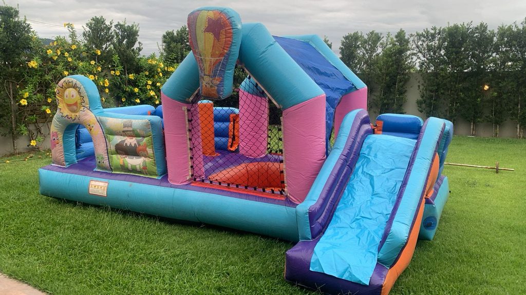 

🎈 Aluguel de Multiplay Mundo Bita 3 em 1 em Florianópolis e Região
🧸 Multiplay Mundo Bita 3 em 1 – Diversão completa para a criançada!
Está procurando um brinquedo inflável infantil para aluguel em Florianópolis, São José, Palhoça, Biguaçu e região? O Multiplay Mundo Bita 3 em 1 da Bombando Brinque é uma excelente opção para deixar aniversários, festas infantis, eventos escolares e confraternizações ainda mais divertidos!
Com um tema colorido e muito querido pelas crianças, o Multiplay Mundo Bita 3 em 1 reúne três atividades em um único brinquedo:
🎪 Pula-pula – espaço para as crianças pularem e se divertirem com segurança.
⚽ Piscina de bolinhas – muita diversão em um espaço cheio de bolinhas coloridas.
🛝 Escorregador – uma descida divertida que completa a experiência do brinquedo.
É uma opção prática para quem procura aluguel de brinquedos infláveis infantis para festas e eventos na Grande Florianópolis e região.
________________________________________
🎉 Multiplay Mundo Bita 3 em 1 para aluguel
O Mundo Bita 3 em 1 é indicado principalmente para crianças de 1 a 10 anos, proporcionando diferentes formas de diversão em um único equipamento.
Por reunir pula-pula, piscina de bolinhas e escorregador, o brinquedo é uma ótima escolha para aniversário infantil, festas em família, eventos escolares, festas de condomínio, confraternizações e outros eventos infantis.
Além de proporcionar diversão, o brinquedo também ajuda a criar um espaço exclusivo para as crianças aproveitarem a festa enquanto os adultos podem acompanhar tudo de perto.
📏 Medidas do Multiplay Mundo Bita
Dimensões aproximadas do brinquedo:
•	📐 Comprimento: 2,80 metros
•	↔️ Largura: 4,50 metros
•	📏 Altura: 2,10 metros
•	⚡ Espaço adicional para o motor: mínimo de 70 cm
•	🔌 Necessita de 1 ponto de energia próximo ao brinquedo
Antes da contratação, é importante verificar se o local possui espaço suficiente para a instalação do brinquedo, considerando também a área necessária para circulação e montagem.
________________________________________
🎂 Aluguel de Mundo Bita para aniversário infantil
O Multiplay Mundo Bita 3 em 1 é uma excelente alternativa para quem deseja montar uma festa infantil divertida e cheia de atrações.
Ele pode ser utilizado em:
🎈 Aniversários infantis
🎉 Festas de crianças
🏫 Eventos escolares
🏢 Confraternizações
🏠 Festas em casas
🏘️ Festas de condomínio
🎪 Eventos recreativos
🎊 Festas familiares
⛪ Eventos comunitários
O tema Mundo Bita deixa o ambiente mais alegre e combina muito bem com festas infantis temáticas.
________________________________________
⭐ Por que alugar o Multiplay Mundo Bita?
Ao escolher o Multiplay Mundo Bita 3 em 1, você oferece às crianças três atividades diferentes em um único brinquedo.
🎪 3 atividades em 1
A criançada pode aproveitar o pula-pula, a piscina de bolinhas e o escorregador, tornando a diversão muito mais completa.
🧼 Brinquedo higienizado
A Bombando Brinque realiza a higienização dos brinquedos antes das locações, proporcionando mais cuidado para o seu evento.
👷 Montagem especializada
A instalação é realizada por equipe responsável pela montagem dos equipamentos, seguindo as orientações necessárias para utilização do brinquedo.
🚚 Transporte
Consulte as condições de transporte e atendimento para sua cidade e endereço.
🎉 Mais diversão para a festa
O Multiplay Mundo Bita ajuda a transformar o espaço da festa em uma verdadeira área de diversão para as crianças.
________________________________________
📍 Aluguel de Multiplay Mundo Bita em Florianópolis e Grande Florianópolis
A Bombando Brinque trabalha com locação de brinquedos infláveis para festas e eventos em Florianópolis e diversas cidades da região.
Atendemos conforme disponibilidade e condições de transporte em cidades como:
📍 Florianópolis
📍 São José
📍 Palhoça
📍 Biguaçu
📍 Santo Amaro da Imperatriz
📍 Águas Mornas
📍 Antônio Carlos
📍 Governador Celso Ramos
📍 São Pedro de Alcântara
📍 e outras cidades da Grande Florianópolis e região
Se você está pesquisando no Google por “aluguel de Mundo Bita perto de mim”, “Multiplay Mundo Bita para alugar”, “brinquedo inflável Mundo Bita em Florianópolis” ou “aluguel de brinquedos para festa infantil em São José”, entre em contato com a Bombando Brinque para consultar disponibilidade e valores.
________________________________________
🛝 Como funciona o aluguel do Mundo Bita?
O processo é simples:
1️⃣ Entre em contato
Envie pelo WhatsApp a data da festa, cidade, endereço e horário do evento.
2️⃣ Consulte a disponibilidade
Verificamos se o Multiplay Mundo Bita 3 em 1 está disponível para a data desejada.
3️⃣ Confira o espaço
É necessário verificar previamente o espaço disponível para montagem, incluindo a área do brinquedo e o espaço adicional para o motor.
4️⃣ Reserve sua data
Após a confirmação das condições da locação, a reserva é realizada conforme as regras da Bombando Brinque.
5️⃣ Montagem do brinquedo
Nossa equipe realiza o transporte e a montagem conforme o serviço contratado.
6️⃣ Hora da diversão!
Depois de instalado, é só preparar a criançada para aproveitar o Multiplay Mundo Bita 3 em 1! 🎉
________________________________________
⚠️ Informações importantes sobre a instalação
Para a instalação do Multiplay Mundo Bita, é necessário ter:
🔌 1 ponto de energia próximo ao brinquedo.
📏 Espaço mínimo compatível com as medidas do equipamento: aproximadamente 2,80 m x 4,50 m, além do espaço adicional necessário para o motor.
🏠 O local deve ser adequado para a montagem do equipamento, com superfície apropriada e espaço livre para instalação.
Antes de fechar a locação, informe corretamente as condições do local para que possamos orientar sobre a instalação.
________________________________________
🧸 Idade recomendada
O Multiplay Mundo Bita 3 em 1 é recomendado para crianças de:
🎈 1 a 10 anos
A utilização deve respeitar as orientações de segurança e a capacidade indicada para o equipamento.
A supervisão de um adulto responsável durante a utilização é fundamental.
________________________________________
📲 Faça seu orçamento – Aluguel de Mundo Bita
Quer deixar a festa ainda mais divertida?
Entre em contato com a Bombando Brinque e consulte disponibilidade, valores, condições de transporte e montagem para sua data.
📲 WhatsApp 1: (48) 98461-3106
📲 WhatsApp 2: (48) 98811-1434
💬 Informe a data da festa + cidade + bairro/endereço + horário para receber seu orçamento.
🎉 Bombando Brinque – Aluguel de brinquedos infláveis para festas e eventos em Florianópolis e Grande Florianópolis!
________________________________________
🔎 Multiplay Mundo Bita para festas infantis
Se você está procurando:
Aluguel de Multiplay Mundo Bita
Multiplay Mundo Bita 3 em 1
Aluguel de Mundo Bita em Florianópolis
Brinquedo Mundo Bita para aniversário
Aluguel de brinquedo inflável em São José
Multiplay infantil para alugar
Kid Play Mundo Bita
Pula-pula Mundo Bita para aluguel
Piscina de bolinhas Mundo Bita
Escorregador inflável infantil
Brinquedos para festa infantil em Florianópolis
Aluguel de brinquedos infantis na Grande Florianópolis
A Bombando Brinque pode ajudar você a encontrar uma opção divertida para o seu evento.
📲 Solicite seu orçamento pelo WhatsApp e reserve sua data!
________________________________________
Aluguel de Mundo Bita, Multiplay Mundo Bita, Multiplay Mundo Bita 3 em 1, aluguel de Multiplay em Florianópolis, aluguel de brinquedos infláveis Florianópolis, aluguel de brinquedos infantis Florianópolis, aluguel de brinquedos São José SC, brinquedos para festa infantil São José, aluguel de pula-pula Florianópolis, aluguel de piscina de bolinhas, aluguel de escorregador infantil, brinquedo inflável Mundo Bita, aluguel de Mundo Bita São José, aluguel de Mundo Bita Palhoça, aluguel de Mundo Bita Biguaçu, brinquedos para aniversário infantil, brinquedos para eventos, Bombando Brinque.
#MundoBita #MultiplayMundoBita #AluguelMundoBita #BrinquedosInfláveis #AluguelDeBrinquedos #FestaInfantil #AniversárioInfantil #BrinquedosInfantis #PulaPula #PiscinaDeBolinhas #Escorregador #EventosInfantis #Florianópolis #SãoJoséSC #Palhoça #Biguaçu #GrandeFlorianópolis #BombandoBrinque #DiversãoInfantil #AluguelFlorianópolis
