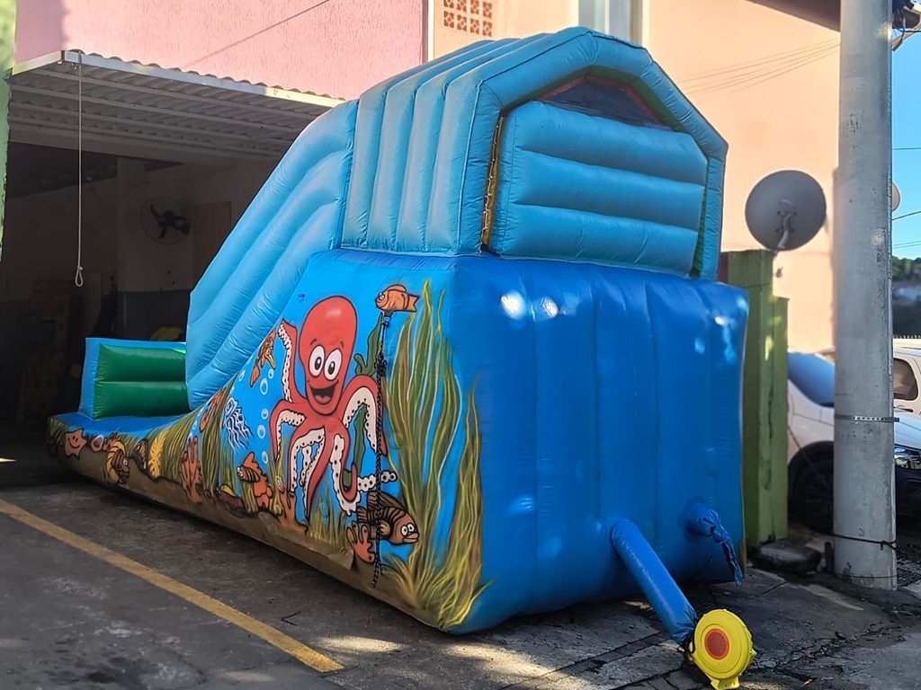 🐙 Tobogã Inflável Fundo do Mar para Alugar em Florianópolis e Grande Florianópolis
🌊 Tobogã Polvo – Diversão, aventura e muita emoção para as crianças!
Se você está procurando um brinquedo inflável diferente, bonito e divertido para sua festa ou evento, o Tobogã Inflável Fundo do Mar, também conhecido como Tobogã Polvo, é uma excelente escolha!
Com uma temática inspirada no fundo do mar, cores vibrantes, detalhes lúdicos e um divertido polvo no topo, esse tobogã inflável infantil chama a atenção das crianças e se transforma em uma das principais atrações da festa.
Na Bombando Brinque – Recreação e Locação de Brinquedos, você pode alugar o Tobogã Fundo do Mar para aniversários, festas infantis, escolas, condomínios, buffets, eventos empresariais, festas comunitárias e diversas outras comemorações.
O grande destaque desse brinquedo é proporcionar uma experiência cheia de aventura: a criança sobe a área de escalada e depois desce pelo escorregador, garantindo muita diversão e aquela sensação gostosa de aventura que as crianças adoram! 🐙🌊🎉
________________________________________
🐙 Tobogã Fundo do Mar: um brinquedo que chama a atenção
O Tobogã Inflável Fundo do Mar possui uma decoração temática inspirada no universo marinho, criando um visual alegre e divertido para o ambiente da festa.
O polvo no topo do brinquedo é um dos grandes diferenciais e deixa o inflável ainda mais bonito e chamativo. A impressão digital utilizada na tematização proporciona cores vibrantes e detalhes que ajudam o brinquedo a se destacar no evento.
Além de proporcionar diversão, o Tobogã Polvo também contribui para deixar o espaço da festa mais bonito e atrativo, sendo uma excelente opção para quem deseja montar uma área infantil cheia de cor e diversão.
________________________________________
🎯 Como funciona o Tobogã Inflável Fundo do Mar?
A brincadeira é simples e muito divertida!
A criança entra no brinquedo, passa pela área de subida e, depois de chegar ao topo, desce pelo grande escorregador inflável.
Essa combinação de escalada e escorregador proporciona uma atividade que envolve movimento, aventura e diversão.
O brinquedo possui capacidade para até 2 crianças por vez, permitindo que a brincadeira aconteça de forma organizada.
________________________________________
🛡️ Segurança e proteção no Tobogã Polvo
A segurança é uma das principais preocupações na hora de escolher um brinquedo para uma festa infantil.
O Tobogã Inflável Fundo do Mar conta com telhado em formato de capela, uma característica que ajuda a evitar que as crianças pulem ou realizem descidas de maneira inadequada.
A estrutura inflável também proporciona uma experiência de brincadeira mais confortável, sempre respeitando as orientações de utilização e capacidade do equipamento.
Na Bombando Brinque, os brinquedos passam por processos de higienização, manutenção e revisão, buscando garantir que cada atração esteja em boas condições para a locação.
É importante que as crianças utilizem o brinquedo de acordo com as orientações fornecidas pela empresa e sempre sob supervisão de um adulto responsável.
________________________________________
🌊 Por que alugar o Tobogã Fundo do Mar para sua festa?
Escolher um brinquedo inflável para uma festa infantil é uma ótima maneira de criar uma área de diversão para as crianças.
O Tobogã Fundo do Mar possui diversos diferenciais:
✅ Tema Fundo do Mar
✅ Divertido polvo no topo
✅ Visual colorido e chamativo
✅ Impressão digital de alta qualidade
✅ Escalada + escorregador
✅ Telhado de proteção em formato de capela
✅ Estrutura resistente
✅ Até 2 usuários por vez
✅ Excelente atração para festas infantis
✅ Ideal para diferentes tipos de eventos
É aquele tipo de brinquedo que chama a atenção logo que os convidados chegam e faz sucesso entre a criançada. 🐙🎈
________________________________________
🎉 Tobogã Inflável para Festas Infantis
O Tobogã Inflável Fundo do Mar é uma excelente opção para festas de aniversário, principalmente quando o objetivo é oferecer uma atração que proporcione movimento e diversão.
Ele pode fazer parte da área recreativa da festa junto com outros brinquedos infláveis, camas elásticas, piscinas de bolinhas e outras atrações da Bombando Brinque.
É uma ótima escolha para comemorações de diferentes tamanhos e estilos.
🎂 Ideal para:
•	Aniversários infantis;
•	Festas de crianças;
•	Festas temáticas;
•	Festa de 1 ano;
•	Eventos escolares;
•	Escolas e creches;
•	Condomínios;
•	Buffets infantis;
•	Festas em residências;
•	Eventos empresariais;
•	Eventos públicos;
•	Festas comunitárias;
•	Ações sociais;
•	Comemorações familiares.
________________________________________
🏫 Aluguel de Tobogã Inflável para Escolas e Eventos
Além das festas de aniversário, o Tobogã Polvo também pode ser uma ótima atração para eventos escolares, confraternizações, festas de condomínio e eventos voltados para crianças.
Em eventos com várias atrações, o tobogã pode ser combinado com outros brinquedos para criar uma verdadeira área de recreação infantil.
A Bombando Brinque trabalha com diferentes opções de brinquedos infláveis para festas e eventos, permitindo montar uma estrutura de diversão de acordo com o espaço disponível e o perfil do evento.
________________________________________
🐙 Tobogã Polvo: uma atração temática para sua festa
O tema fundo do mar é muito querido pelas crianças e pode combinar perfeitamente com diferentes tipos de decoração.
O Tobogã Polvo pode ser utilizado em festas com decoração de:
🌊 Fundo do mar
🐙 Polvo
🐠 Animais marinhos
🧜‍♀️ Sereia
⚓ Tema praia e oceano
🎂 Aniversário infantil
Por seu visual colorido e temático, o brinquedo também ajuda a deixar as fotos da festa ainda mais bonitas e divertidas.
________________________________________
📐 Informações sobre o Tobogã Inflável Fundo do Mar
Produto: Tobogã Inflável Fundo do Mar / Tobogã Polvo
Tipo: Brinquedo inflável com escalada e escorregador
Capacidade: até 2 usuários por vez
Tema: Fundo do Mar / Polvo
Estrutura: brinquedo inflável tematizado
Proteção: telhado em formato de capela
Energia: consultar condições e necessidade de tomada conforme a unidade disponível para locação.
Montagem: o local deve ser adequado para instalação do brinquedo, com espaço suficiente para sua montagem e utilização segura.
As medidas exatas e demais especificações técnicas podem variar conforme a unidade disponível. Consulte nossa equipe no momento do orçamento para confirmar as informações do brinquedo para a sua data.
________________________________________
📍 Aluguel de Tobogã Inflável em Florianópolis e Região
A Bombando Brinque trabalha com locação de brinquedos infláveis em Florianópolis, São José, Palhoça, Biguaçu e Grande Florianópolis, além de outras cidades de Santa Catarina conforme disponibilidade e rota de atendimento.
Entre em contato para consultar a disponibilidade do Tobogã Inflável Fundo do Mar para sua festa.
Atendemos eventos em:
📍 Florianópolis
📍 São José
📍 Palhoça
📍 Biguaçu
📍 Santo Amaro da Imperatriz
📍 Antônio Carlos
📍 Governador Celso Ramos
📍 São Pedro de Alcântara
📍 Águas Mornas
📍 Rancho Queimado
📍 Paulo Lopes
📍 Garopaba
📍 Imbituba
📍 Tijucas
📍 Canelinha
📍 São João Batista
Consulte nossa equipe para verificar disponibilidade e taxa de deslocamento para sua região.
________________________________________
🎪 Bombando Brinque – Aluguel de Brinquedos Infláveis
A Bombando Brinque – Recreação e Locação de Brinquedos oferece diversas opções para transformar festas e eventos em momentos especiais.
Além do Tobogã Inflável Fundo do Mar, trabalhamos com diferentes atrações infantis, como:
🎢 Tobogãs infláveis
🏰 Castelos e brinquedos infláveis
🤸 Camas elásticas
⚽ Brinquedos esportivos
🎯 Brinquedos de desafios
🐶 Piscinas de bolinhas
🎪 Kiddie Plays
⛺ Tendas
🎭 Personagens e fantasias
🍿 Pipoca
🍭 Algodão-doce
🎉 Recreação infantil
Dessa forma, você pode montar uma estrutura completa de diversão para seu aniversário, evento escolar, festa de condomínio ou comemoração.
________________________________________
💙 Alugue o Tobogã Fundo do Mar para sua festa!
Quer deixar sua festa mais divertida e proporcionar uma experiência inesquecível para as crianças?
Então o Tobogã Inflável Fundo do Mar pode ser a escolha perfeita!
Com um lindo tema de fundo do mar, um divertido polvo, cores vibrantes, escalada e escorregador, essa atração garante muita diversão e deixa o evento ainda mais especial.
📲 Solicite seu orçamento pelo WhatsApp:
(48) 98461-3106
(48) 98811-1434
Entre em contato com a Bombando Brinque, consulte a disponibilidade para sua data e confira também nossas outras opções de brinquedos para festas e eventos.
🌊🐙 Bombando Brinque – levando diversão, alegria e momentos inesquecíveis para sua festa!
________________________________________
Aluguel de Tobogã Inflável Fundo do Mar; Tobogã Inflável Fundo do Mar para Alugar; Tobogã Polvo; Tobogã Polvo para Alugar; Aluguel de Tobogã Polvo; Tobogã Inflável Infantil; Escorregador Inflável; Escorregador Inflável para Festa; Tobogã para Festa Infantil; Tobogã Inflável para Festa; Brinquedo Inflável para Crianças; Brinquedos Infláveis para Festas; Aluguel de Brinquedos para Festa; Aluguel de Brinquedos Infláveis; Brinquedos para Aniversário Infantil; Tobogã Infantil para Alugar; Aluguel de Tobogã em Florianópolis; Tobogã Inflável em São José; Tobogã Inflável em Palhoça; Tobogã Inflável em Biguaçu; Aluguel de Brinquedos em Florianópolis; Aluguel de Brinquedos em São José; Aluguel de Brinquedos em Palhoça; Aluguel de Brinquedos em Biguaçu; Brinquedos Infláveis Grande Florianópolis; Festa Infantil Florianópolis; Bombando Brinque.


